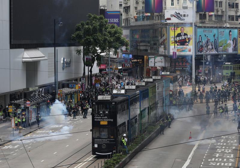 La tensión acumulada durante los últimos días en Hong Kong sobre la nueva ley de seguridad impuesta desde China se ha traducido en una multitudinaria protesta y una carga policial en la zona de Causeway Bay