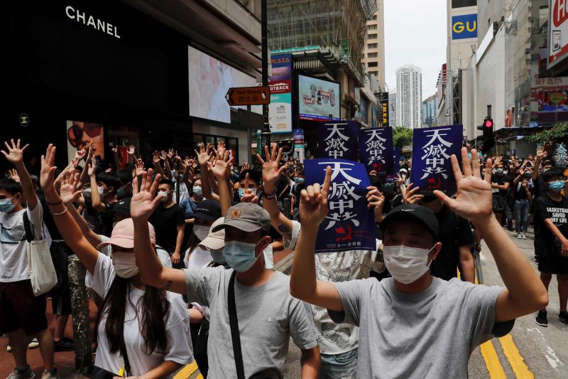 La tensión acumulada durante los últimos días en Hong Kong sobre la nueva ley de seguridad impuesta desde China se ha traducido en una multitudinaria protesta y una carga policial en la zona de Causeway Bay