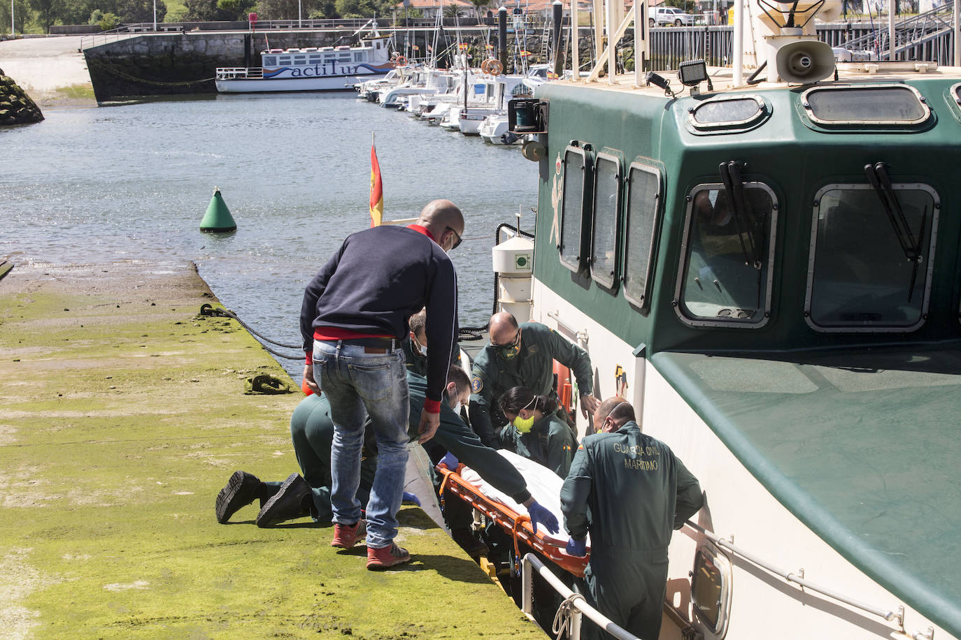 El Servicio Marítimo de la Guardia Civil ha recuperado esta mañana el cuerpo de un varón que ha aparecido flotando en la costa entre los municipios de Santillana del Mar y Comillas, justo en un punto conocido como Punta Calderón. El cadáver fue trasladado primero al puerto de Suances para que los familiares realizaran la identificación; y después al Instituto Anatómico Forense para practicarle la autopsia