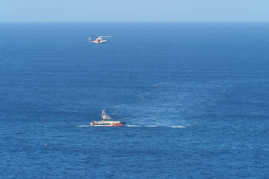 El Servicio Marítimo de la Guardia Civil ha recuperado esta mañana el cuerpo de un varón que ha aparecido flotando en la costa entre los municipios de Santillana del Mar y Comillas, justo en un punto conocido como Punta Calderón. El cadáver fue trasladado primero al puerto de Suances para que los familiares realizaran la identificación; y después al Instituto Anatómico Forense para practicarle la autopsia