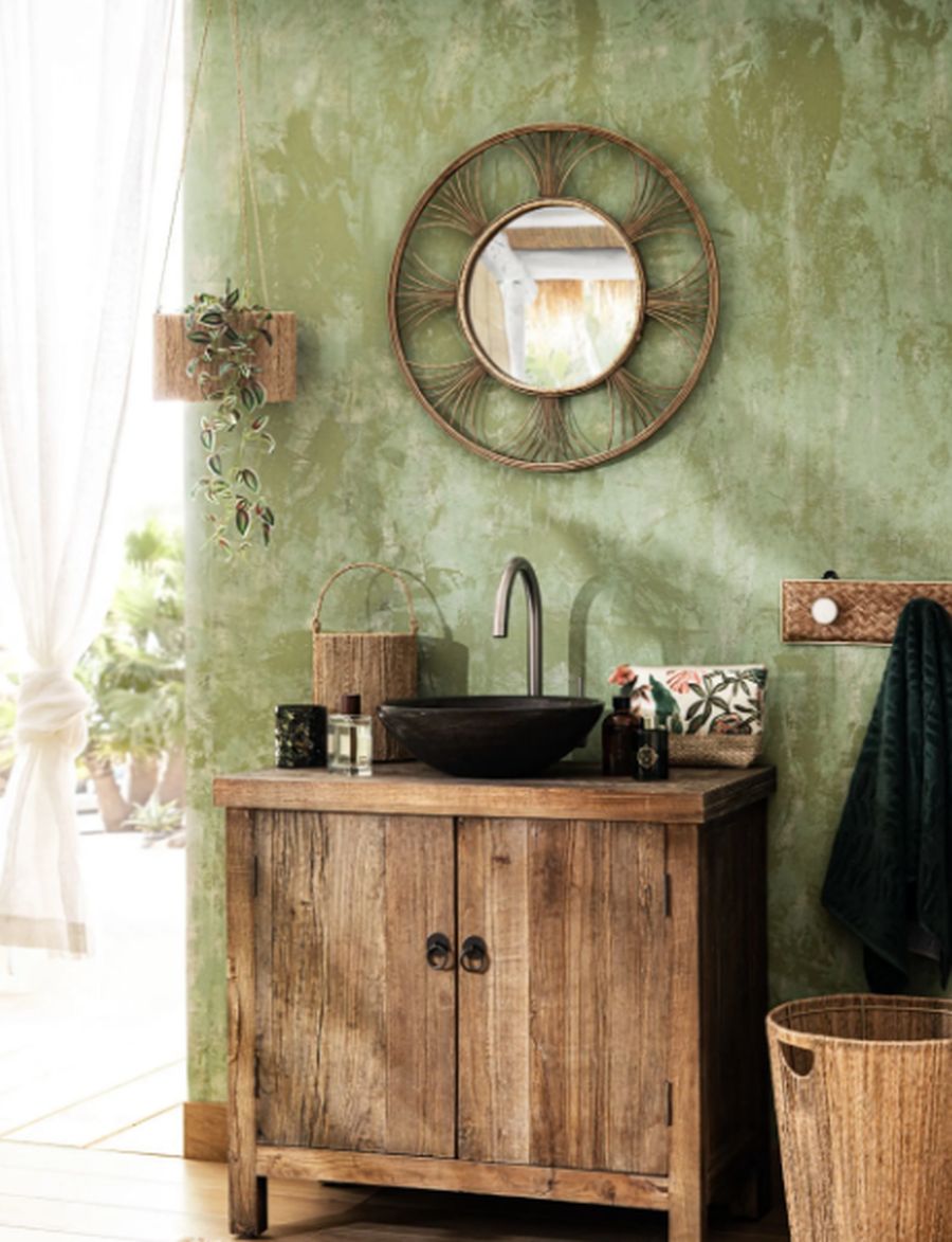 Esta pieza es un mueble rústico actualizado que juega con las diferentes maderas del suelo. Para aportar un toque más contemporáneo, las paredes se han pintado de un color verde aguado a través de diferentes intensidades.