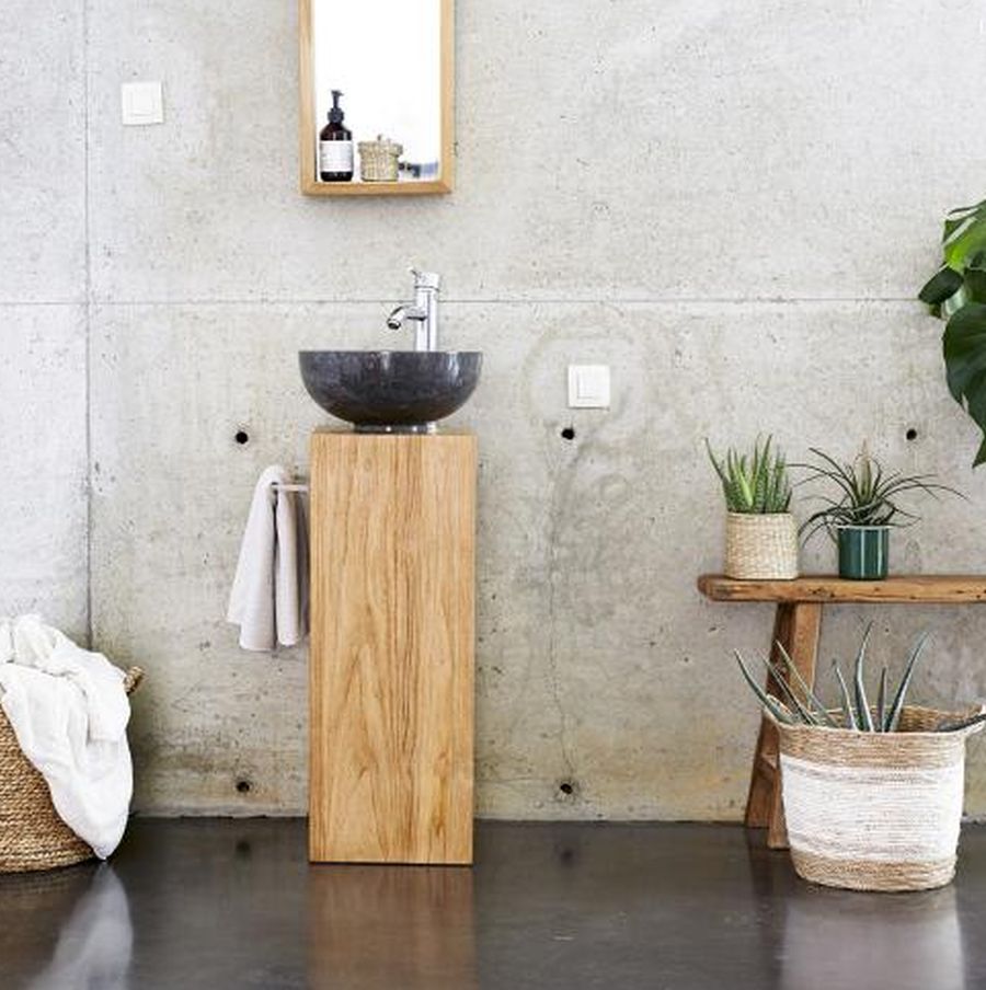 Este baño de estilo rústico, creado a partir de elementos únicos y singulares, está actualizado gracias al toque industrial de la pared y el suelo revestido de microcemento.