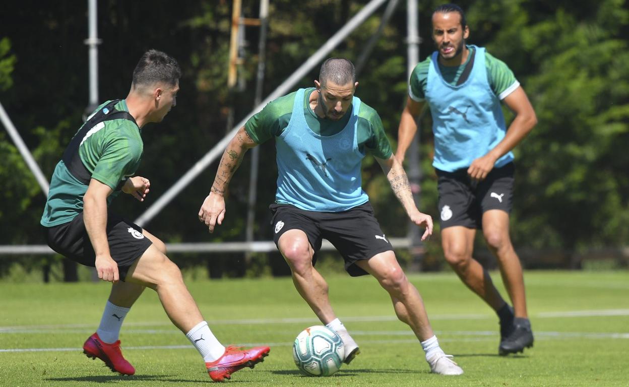 Cejudo controla el balón ante Enzo Lombardo. 