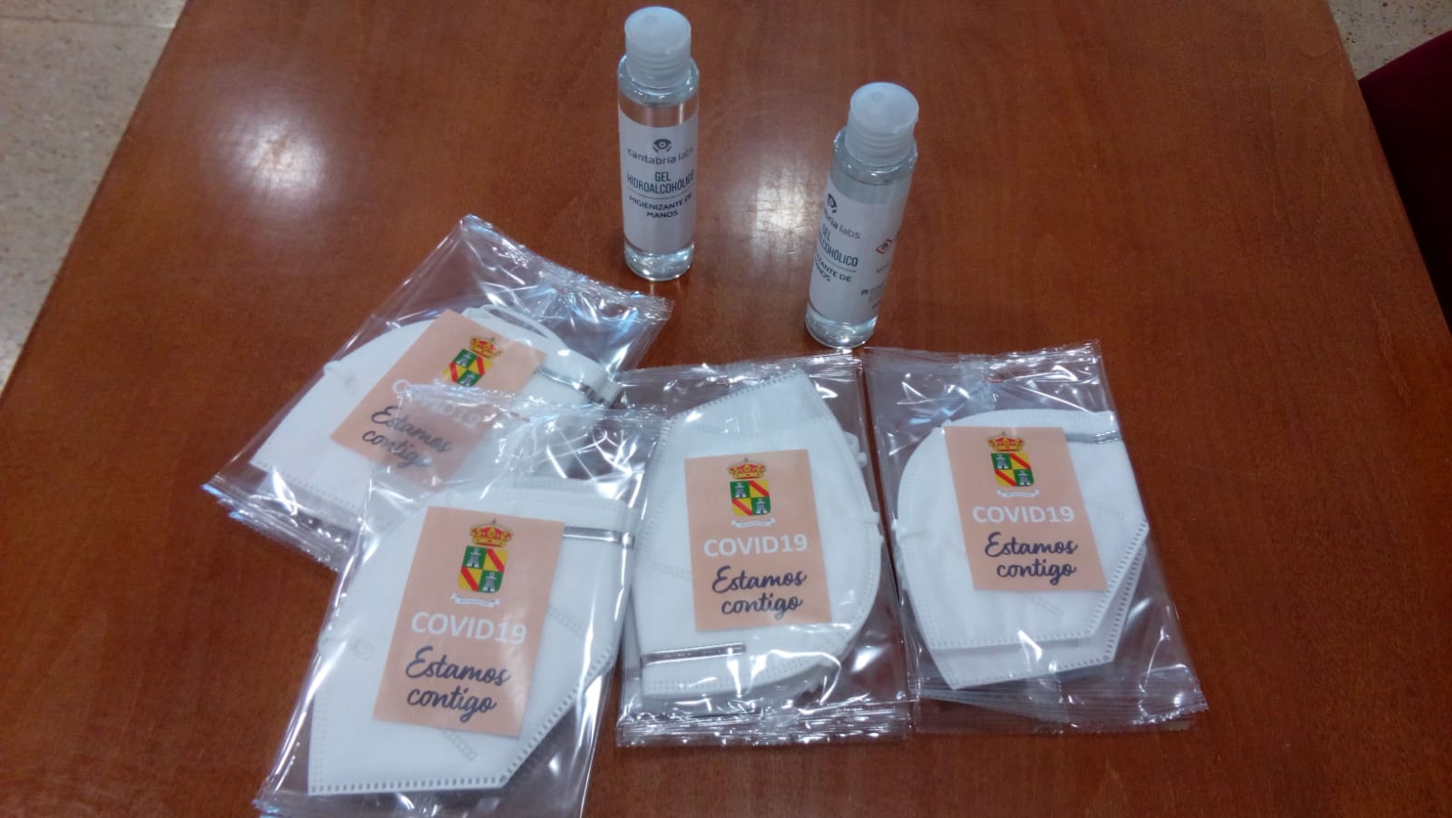 Mascarillas y gel hidroalcoholico que se está repartiendo.