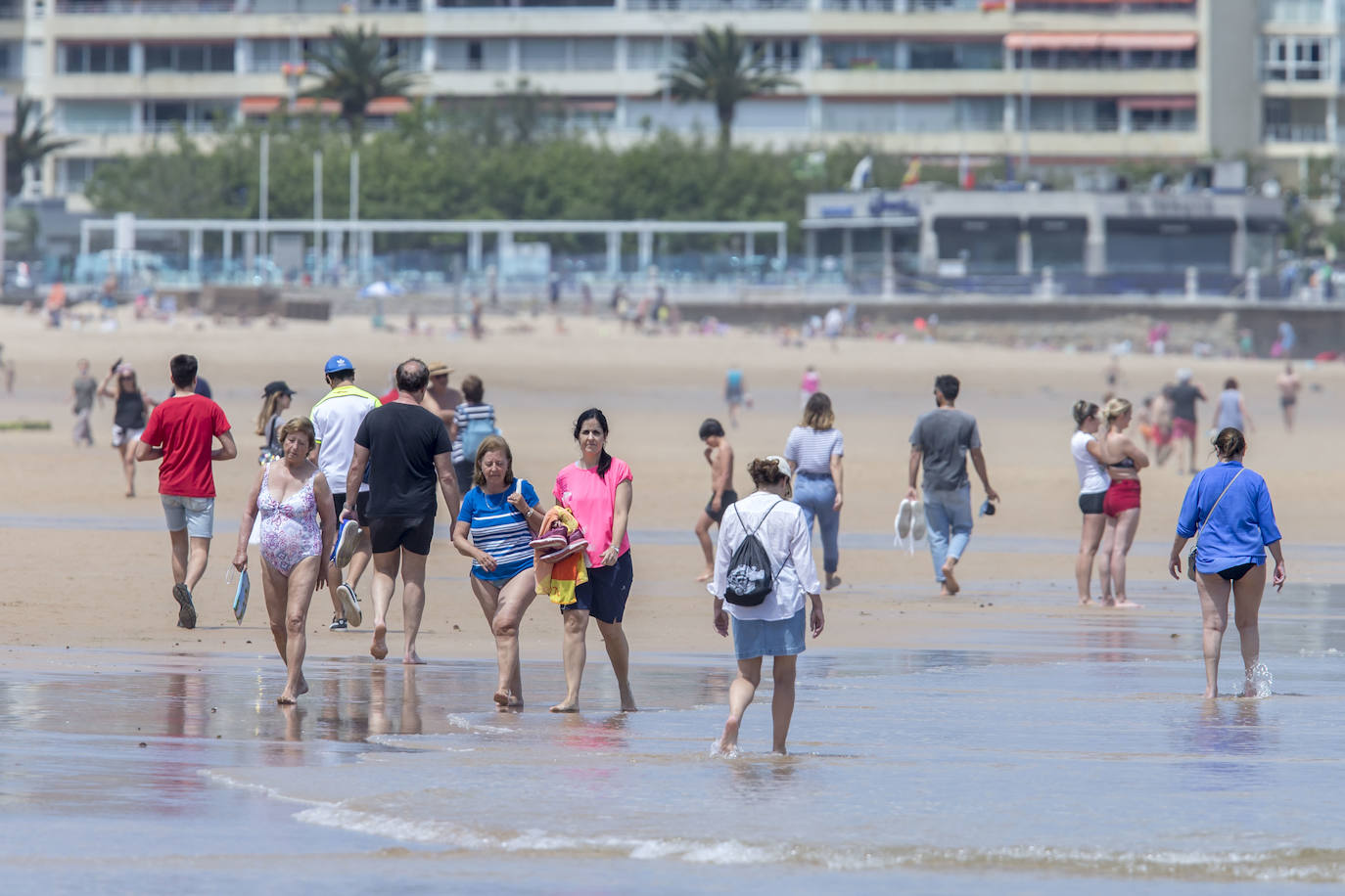 Fotos: De la playa al centro comercial, y el cementerio abierto en Santander