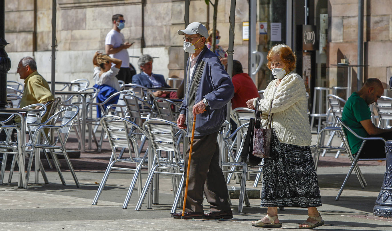 Más bares abiertos y muchas medidas de seguridad marcan la entrada en la fase dos de la capital del Besaya