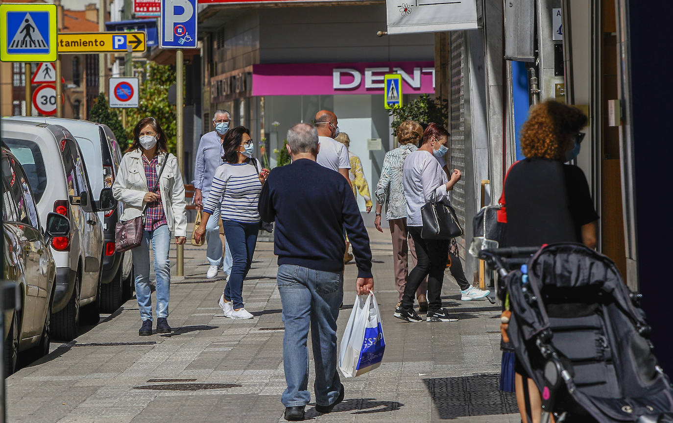 Más bares abiertos y muchas medidas de seguridad marcan la entrada en la fase dos de la capital del Besaya