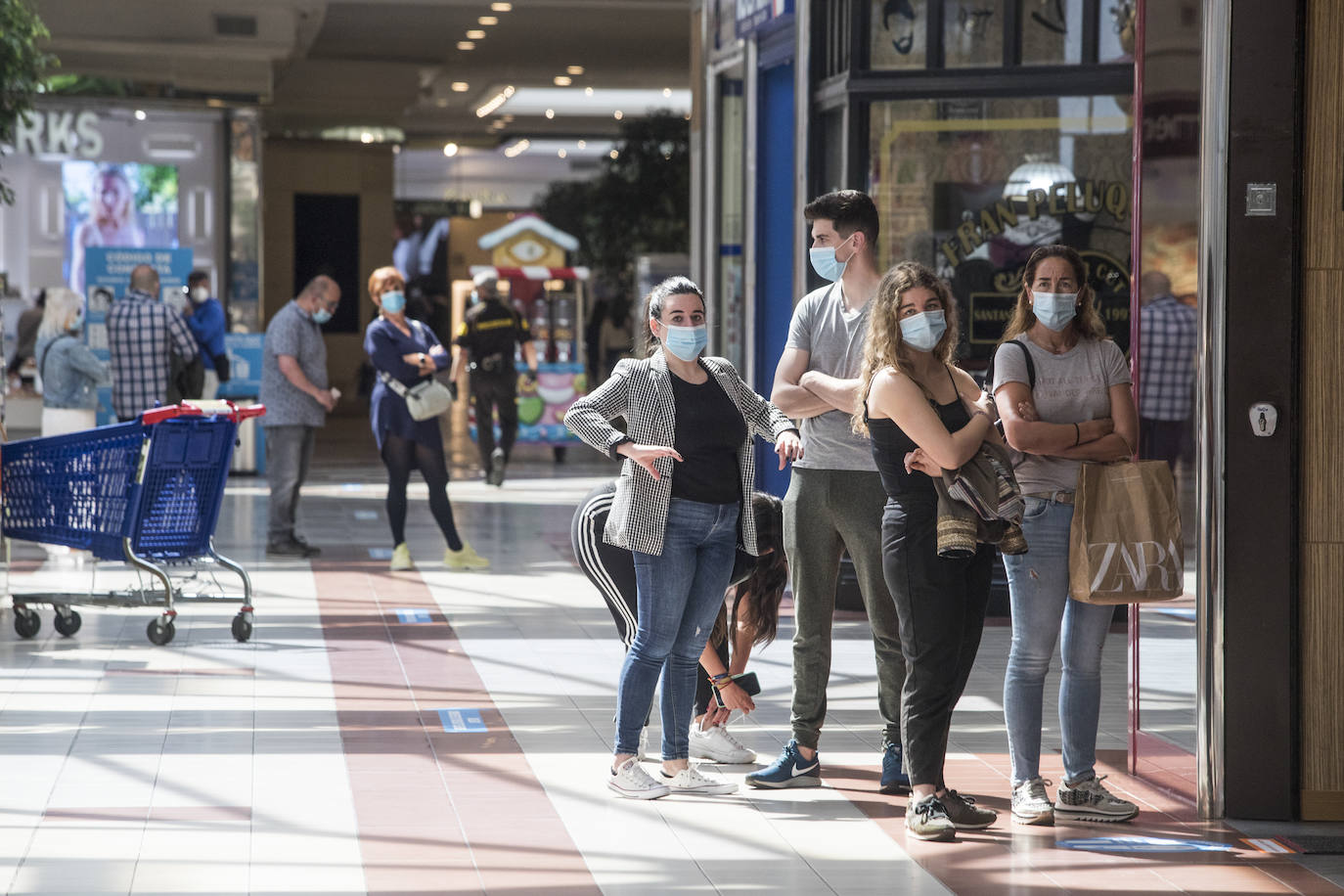 El Corte Inglés y Valle Real reabren sus puertas con pegatinas en el suelo para recordar los dos metros de separación y genes en cada esquina