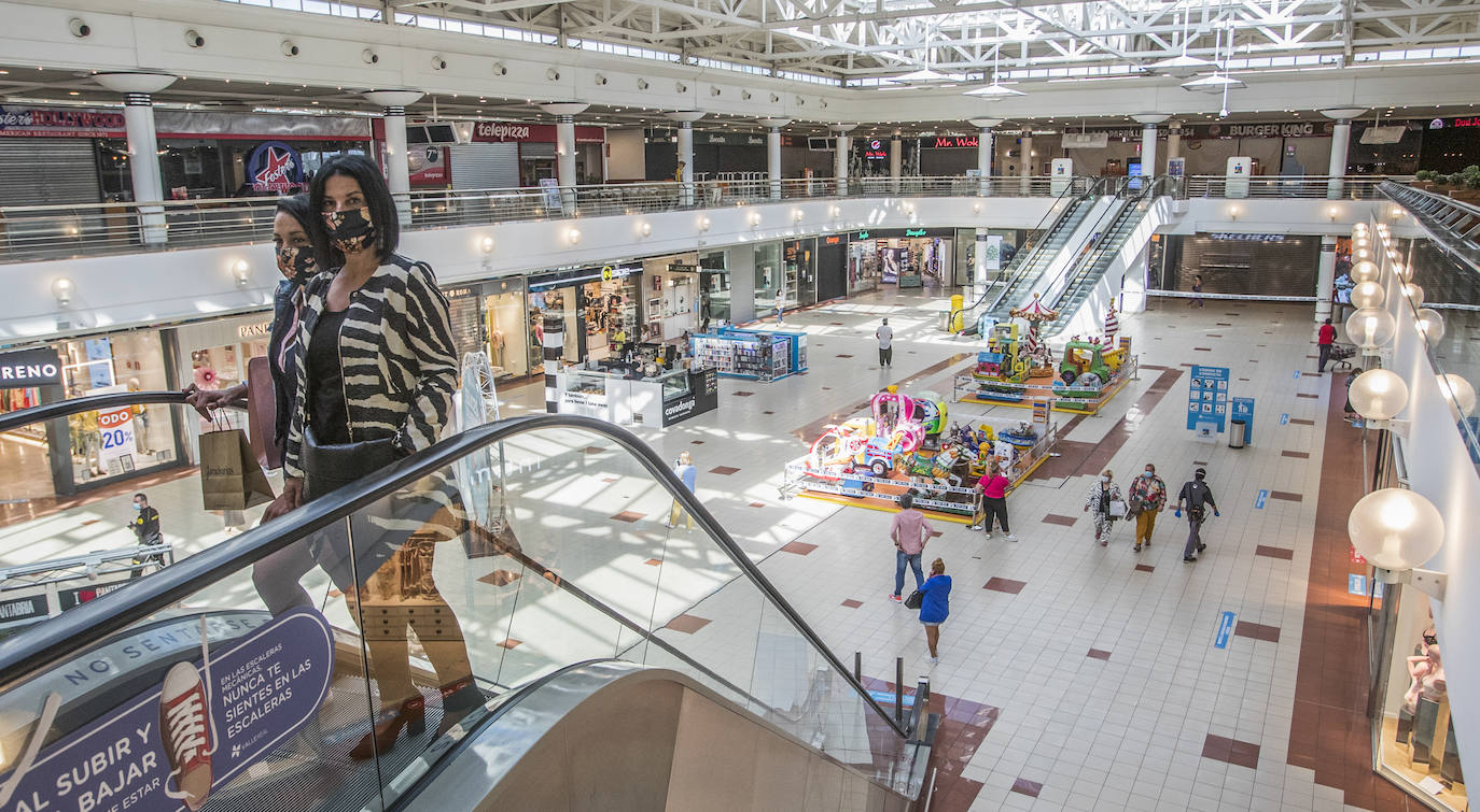 El Corte Inglés y Valle Real reabren sus puertas con pegatinas en el suelo para recordar los dos metros de separación y genes en cada esquina