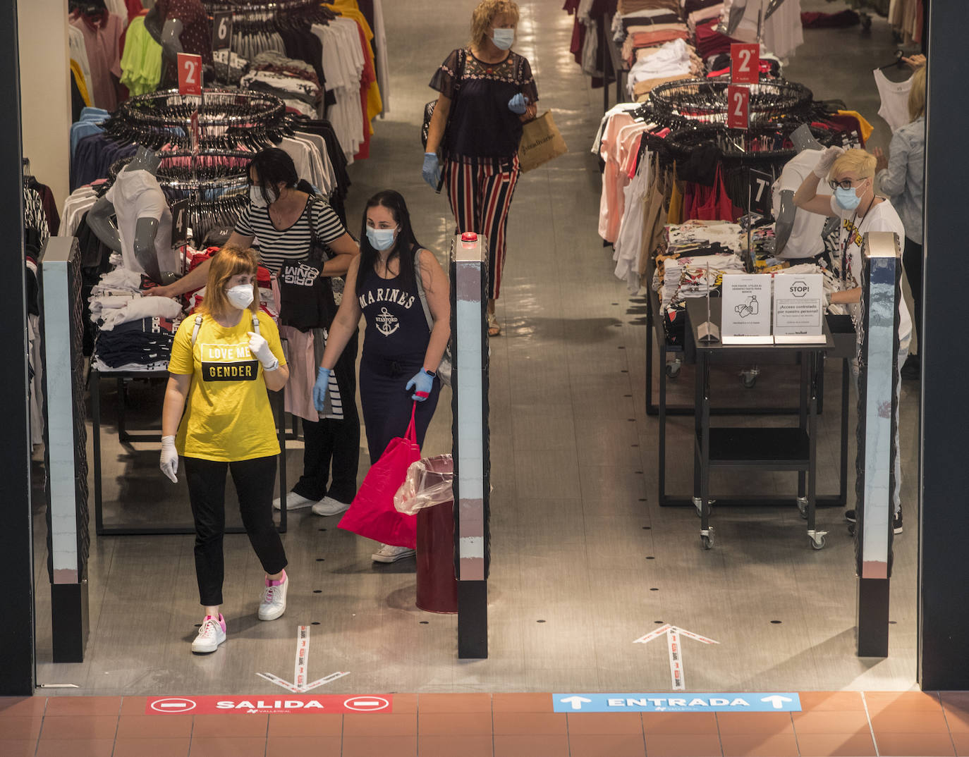 El Corte Inglés y Valle Real reabren sus puertas con pegatinas en el suelo para recordar los dos metros de separación y genes en cada esquina