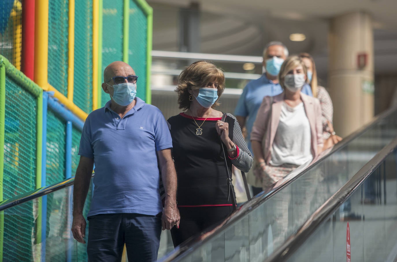 El Corte Inglés y Valle Real reabren sus puertas con pegatinas en el suelo para recordar los dos metros de separación y genes en cada esquina