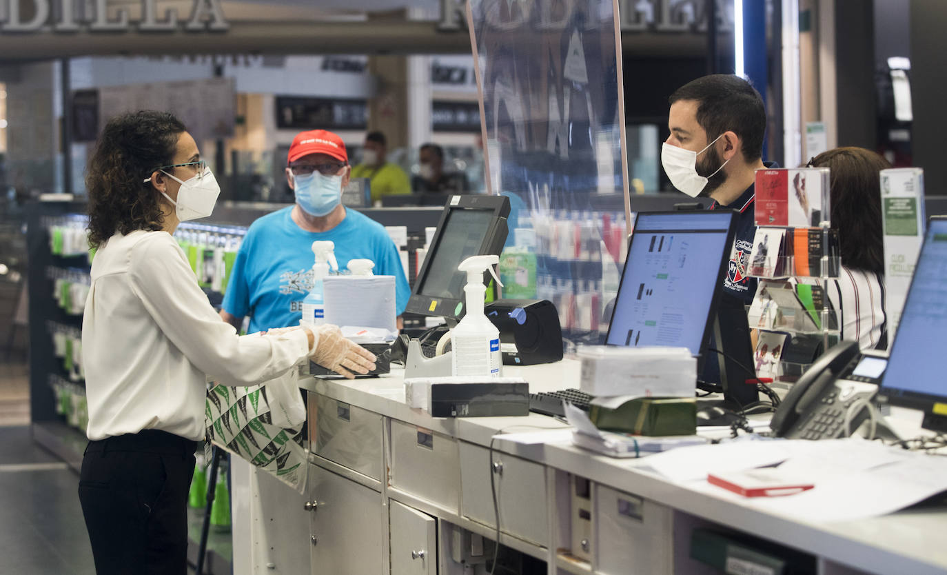 El Corte Inglés y Valle Real reabren sus puertas con pegatinas en el suelo para recordar los dos metros de separación y genes en cada esquina