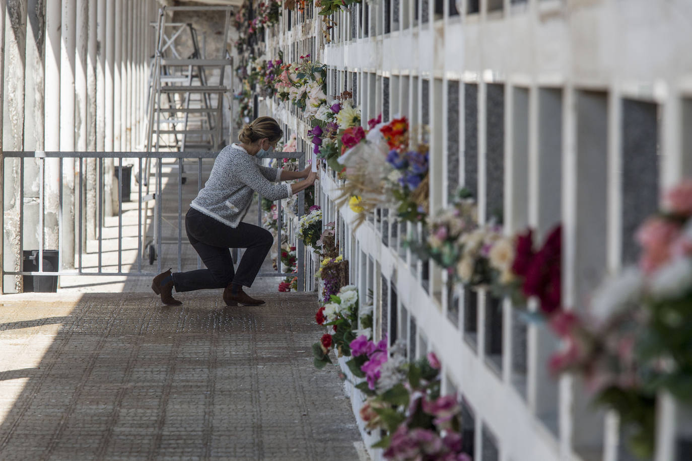 El cementerio vuelve a abrir sus puertas al púbico, limitando la estancia y sin permitir el acceso a vehículos