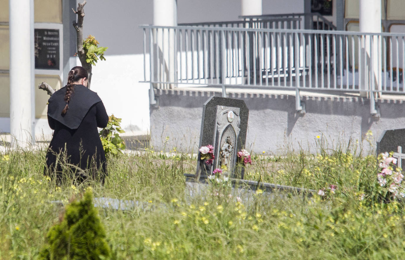 El cementerio vuelve a abrir sus puertas al púbico, limitando la estancia y sin permitir el acceso a vehículos