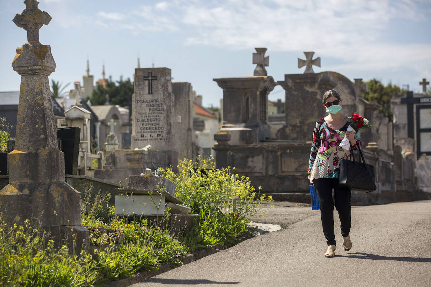 El cementerio vuelve a abrir sus puertas al púbico, limitando la estancia y sin permitir el acceso a vehículos