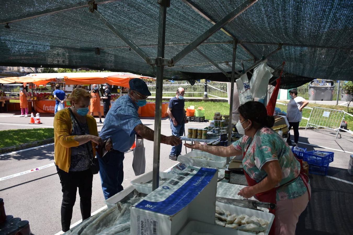 Fotos: Solo 12 puestos de 108 en el mercadillo de Maliaño