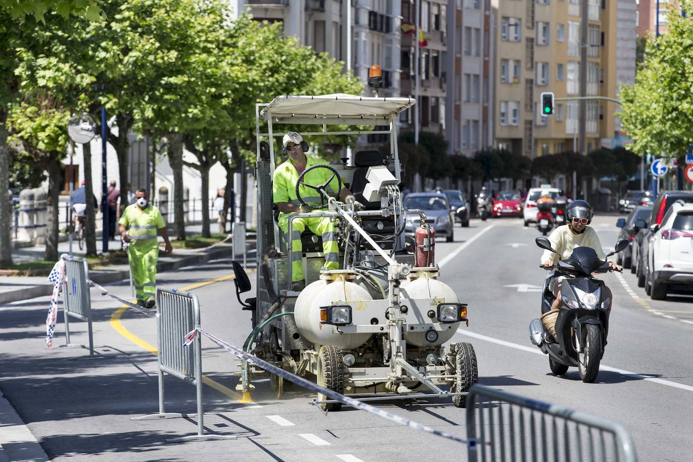 Fotos: El Ayuntamiento habilita un carril bici en Reina Victoria y reordena el tráfico