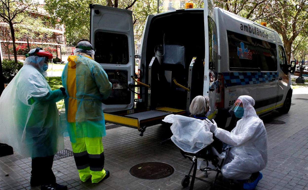 Sanitarios realizando tests y traslados en residencias de ancianos