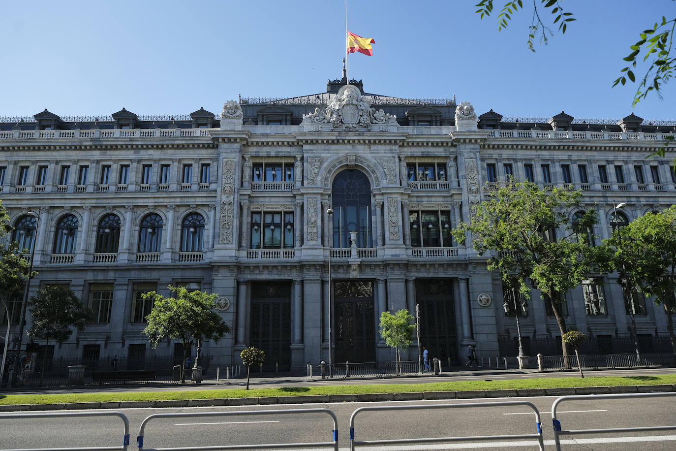 Bandera de España a media asta en la sede del Banco de España. Todas las banderas de los edificios públicos y de los buques de la armada ondearán a media asta en recuerdo a las víctimas del coronavirus.