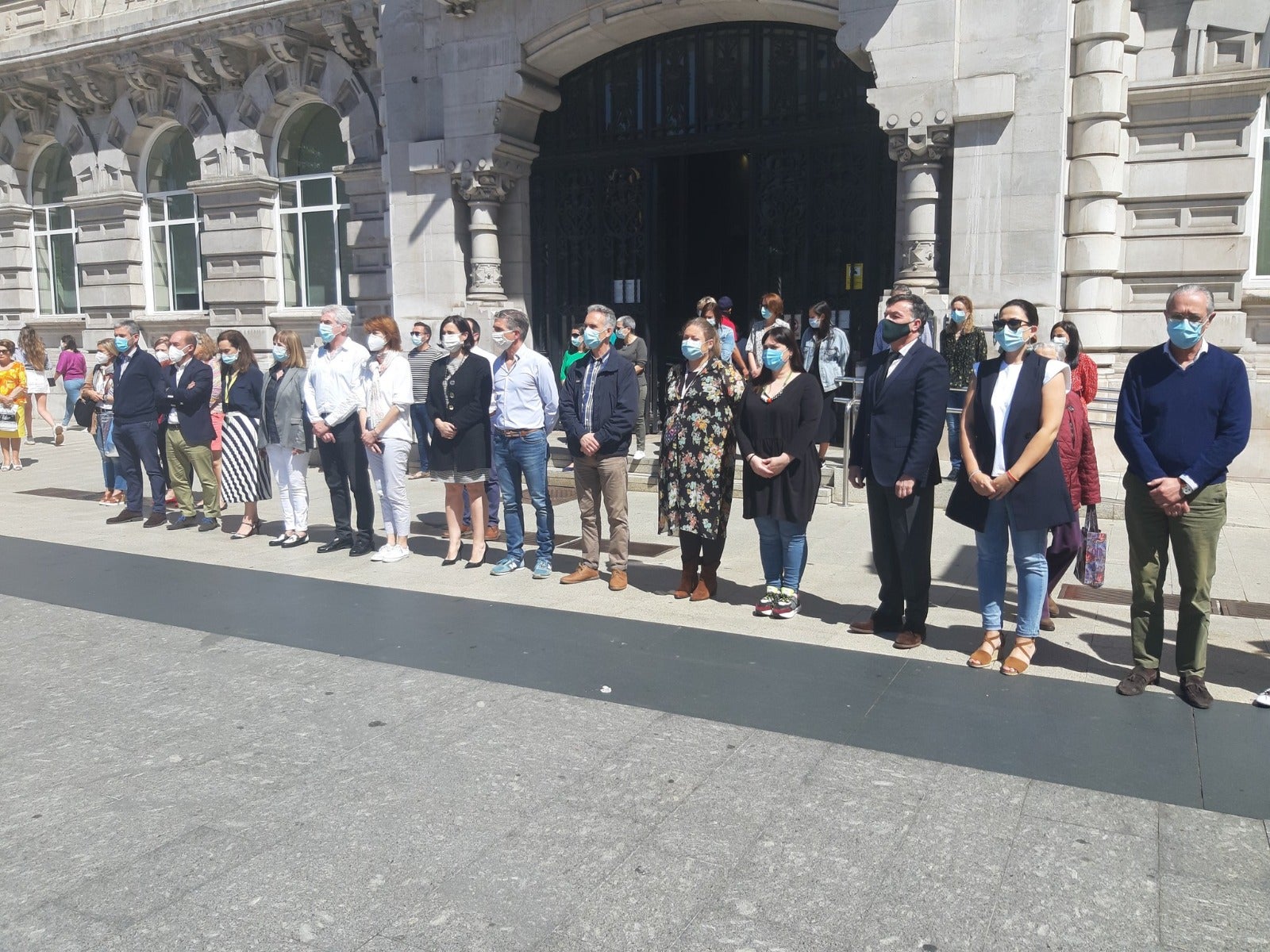 Fotos: Cantabria guarda un minuto de silencio por las víctimas del coronavirus