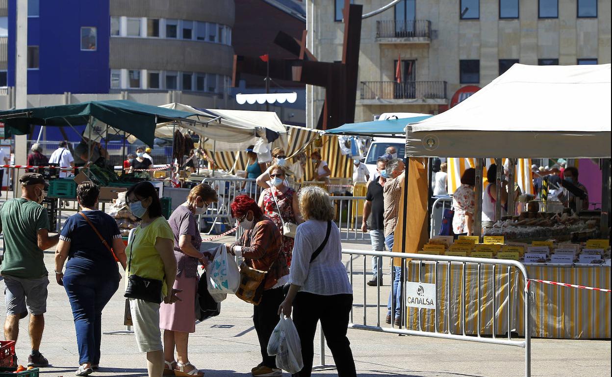 Colas, mucho calor y expectación en el mercadillo de La Llama en Torrelavega