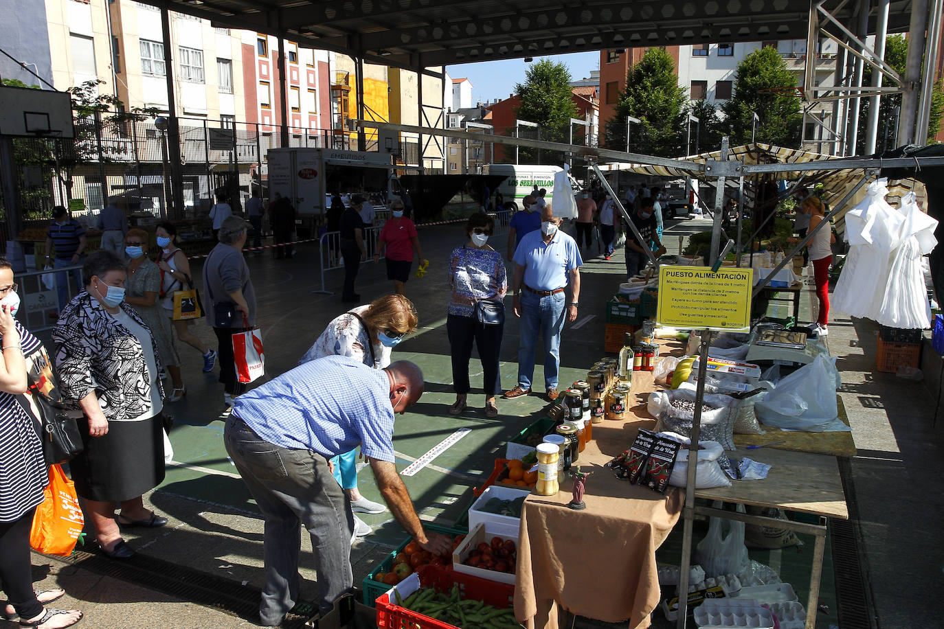 Fotos: Mucho sol y medidas de seguridad en el primer &#039;mercado de los jueves&#039; de Torrelavega, en la Plaza de La Llama