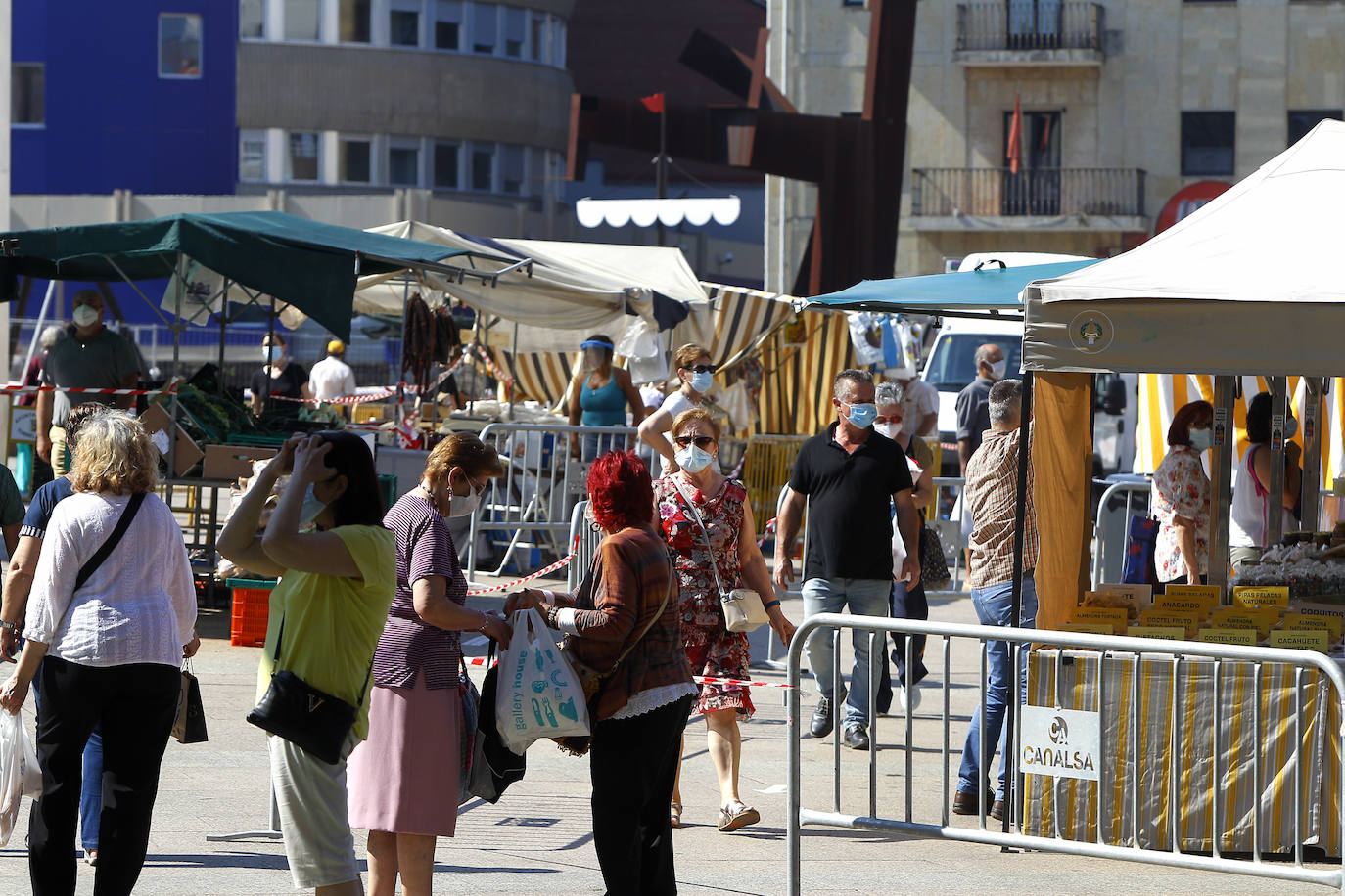 Fotos: Mucho sol y medidas de seguridad en el primer &#039;mercado de los jueves&#039; de Torrelavega, en la Plaza de La Llama