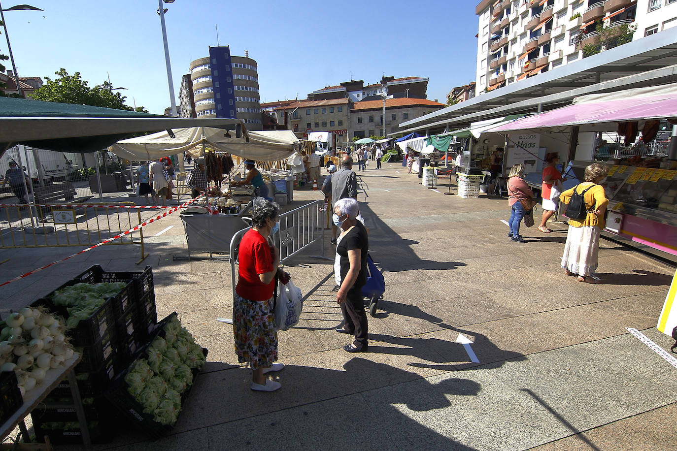 Fotos: Mucho sol y medidas de seguridad en el primer &#039;mercado de los jueves&#039; de Torrelavega, en la Plaza de La Llama