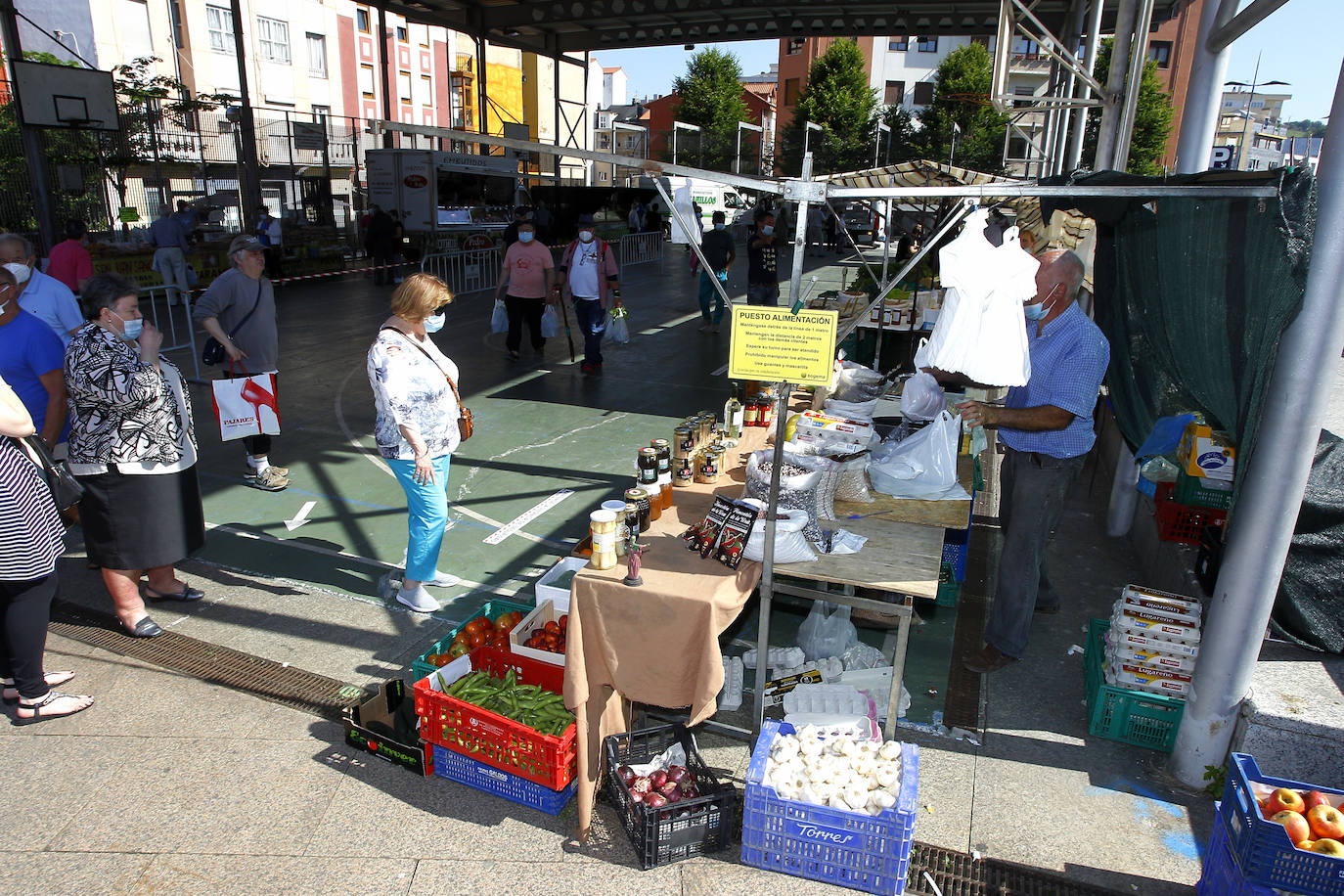 Fotos: Mucho sol y medidas de seguridad en el primer &#039;mercado de los jueves&#039; de Torrelavega, en la Plaza de La Llama