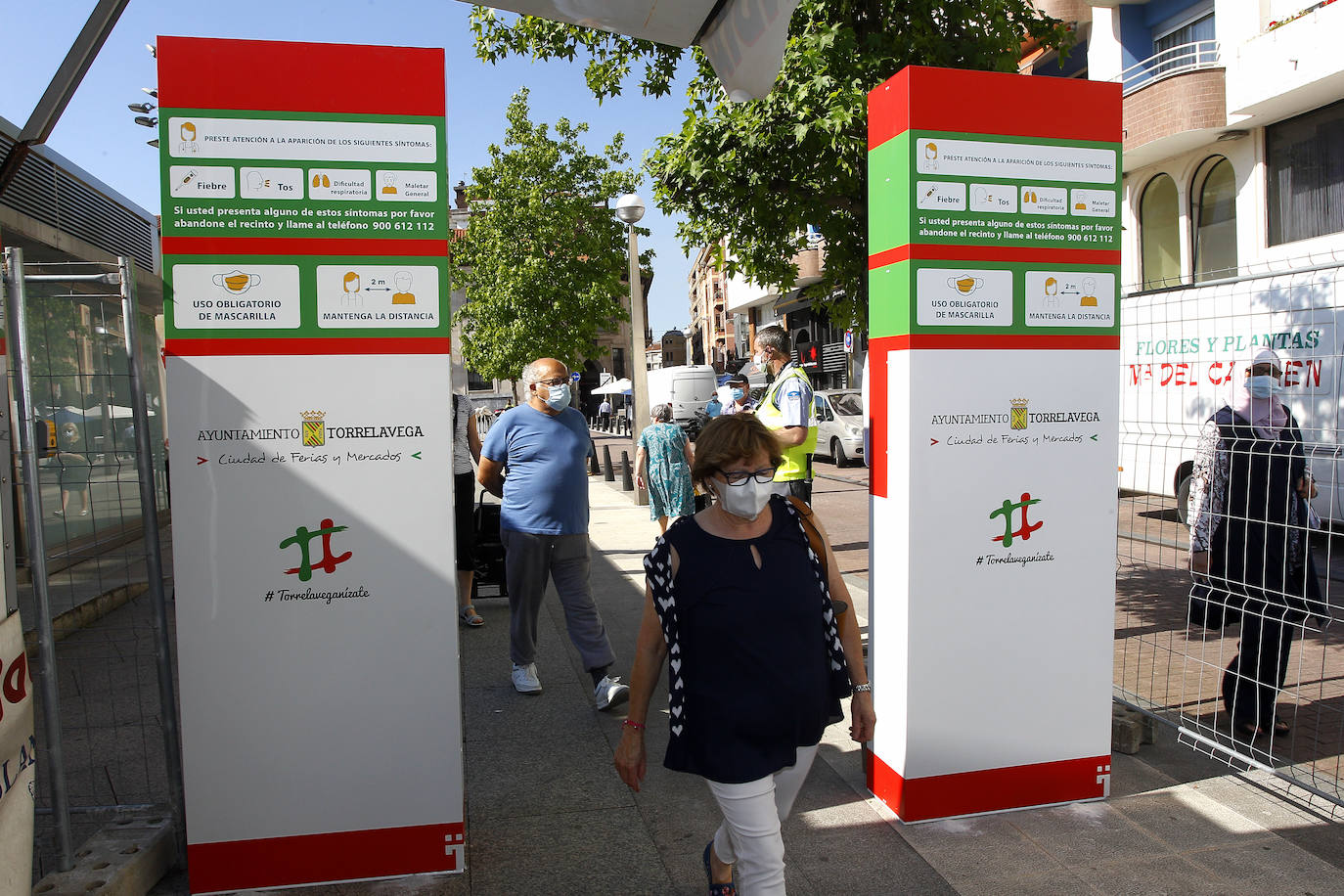 Fotos: Mucho sol y medidas de seguridad en el primer &#039;mercado de los jueves&#039; de Torrelavega, en la Plaza de La Llama