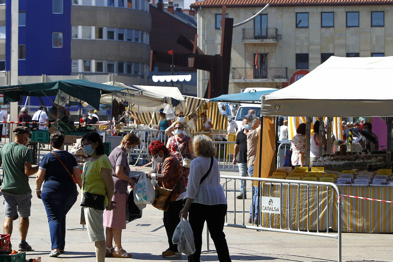 Fotos: Mucho sol y medidas de seguridad en el primer &#039;mercado de los jueves&#039; de Torrelavega, en la Plaza de La Llama