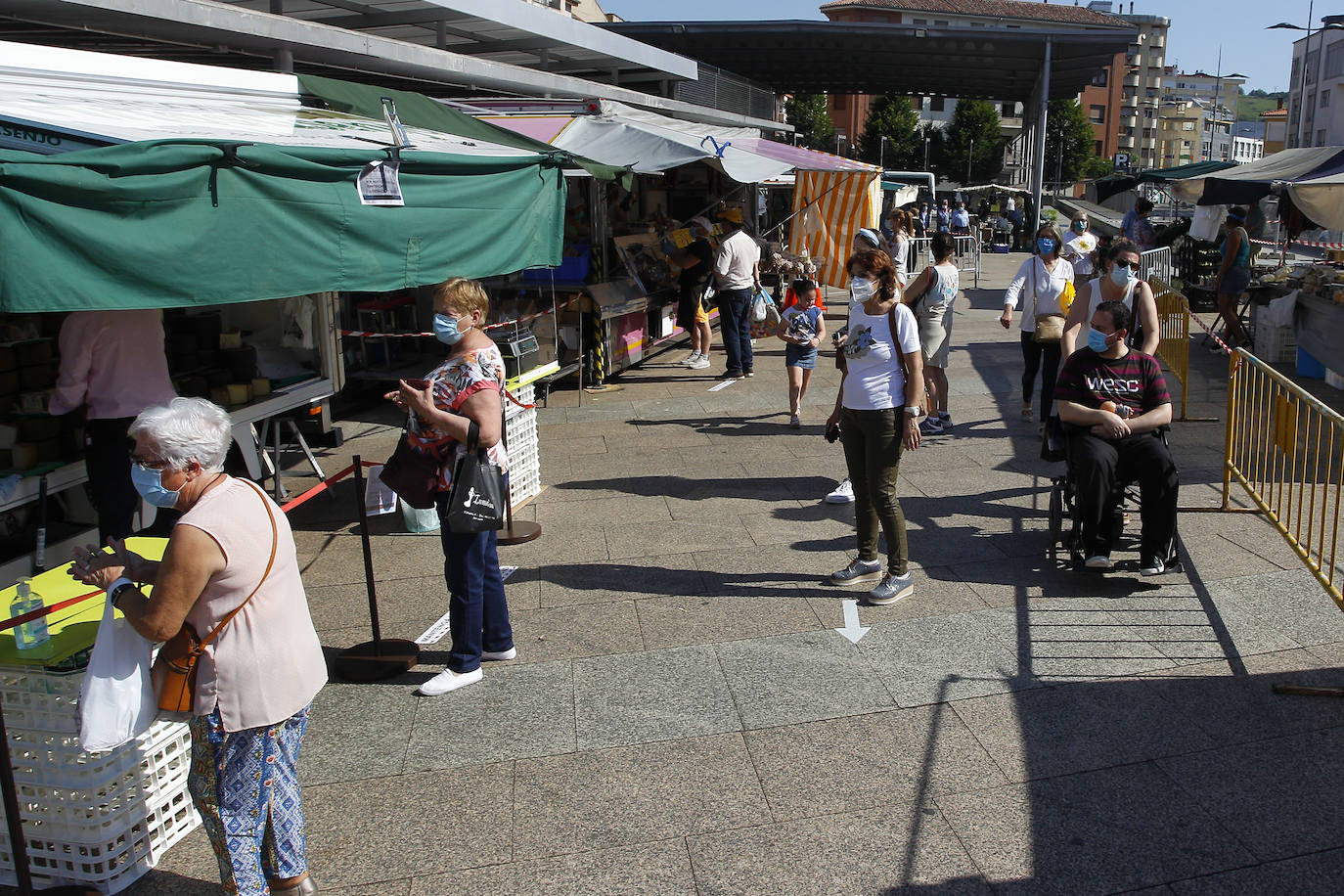 Fotos: Mucho sol y medidas de seguridad en el primer &#039;mercado de los jueves&#039; de Torrelavega, en la Plaza de La Llama