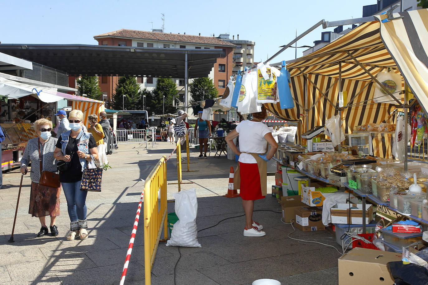 Fotos: Mucho sol y medidas de seguridad en el primer &#039;mercado de los jueves&#039; de Torrelavega, en la Plaza de La Llama