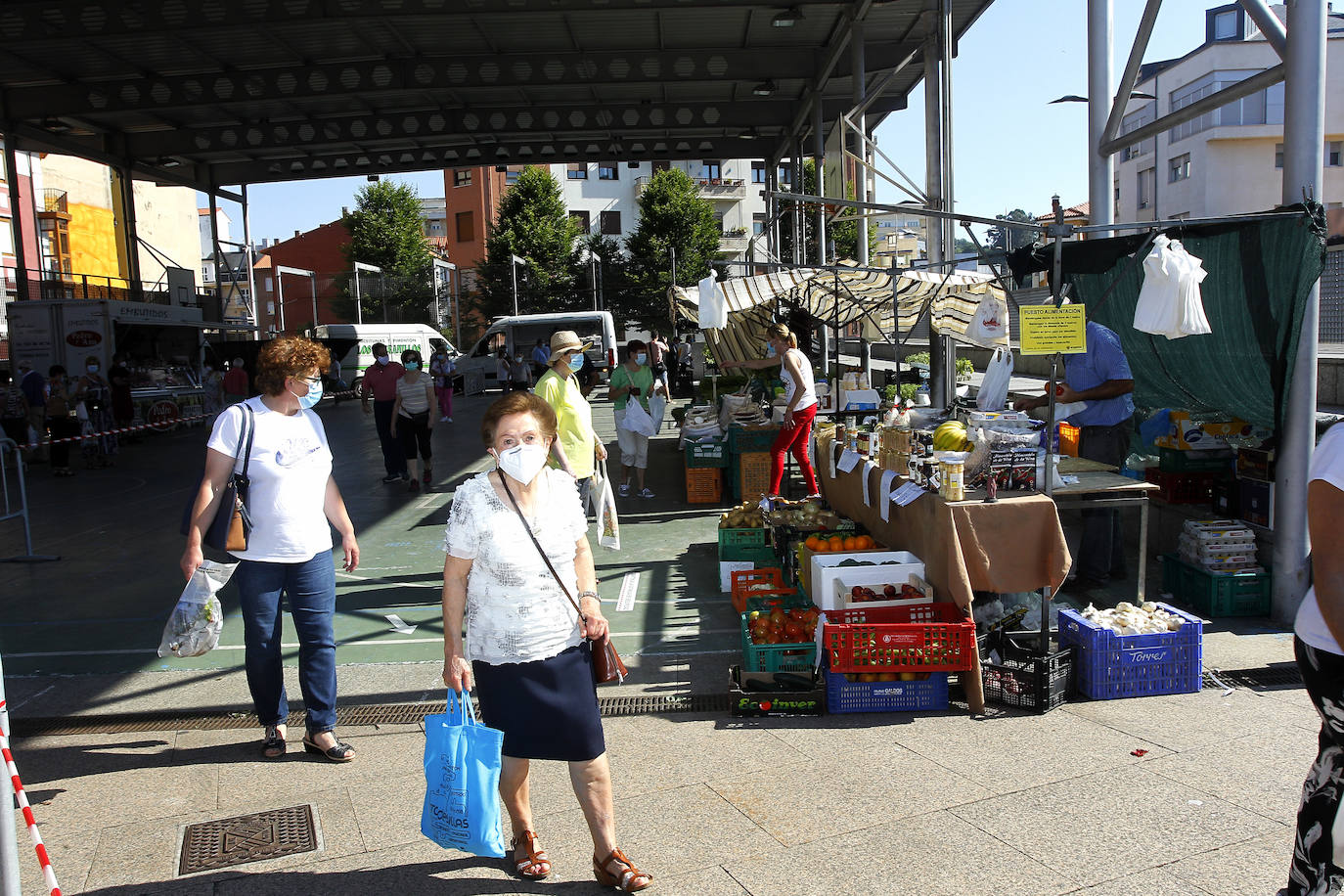 Fotos: Mucho sol y medidas de seguridad en el primer &#039;mercado de los jueves&#039; de Torrelavega, en la Plaza de La Llama