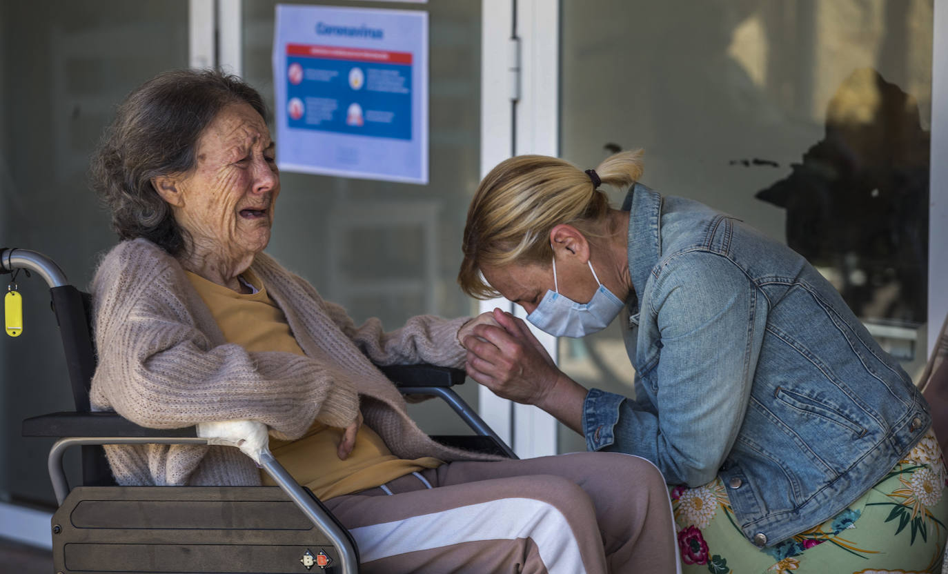 Fotos: Reencuentros en las residencias de mayores el día de su reapertura