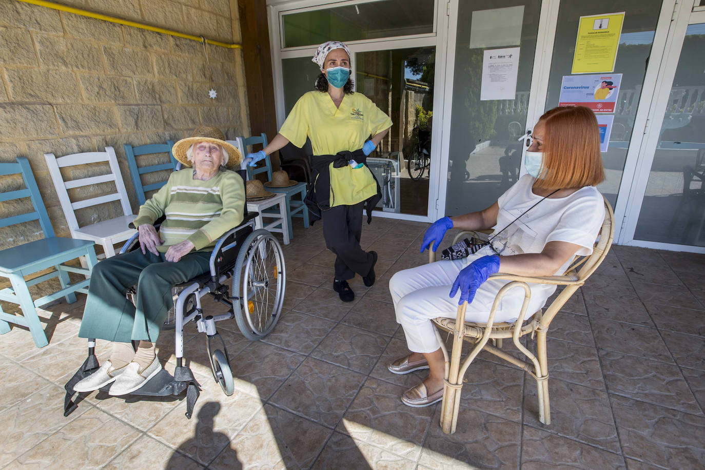 Fotos: Reencuentros en las residencias de mayores el día de su reapertura