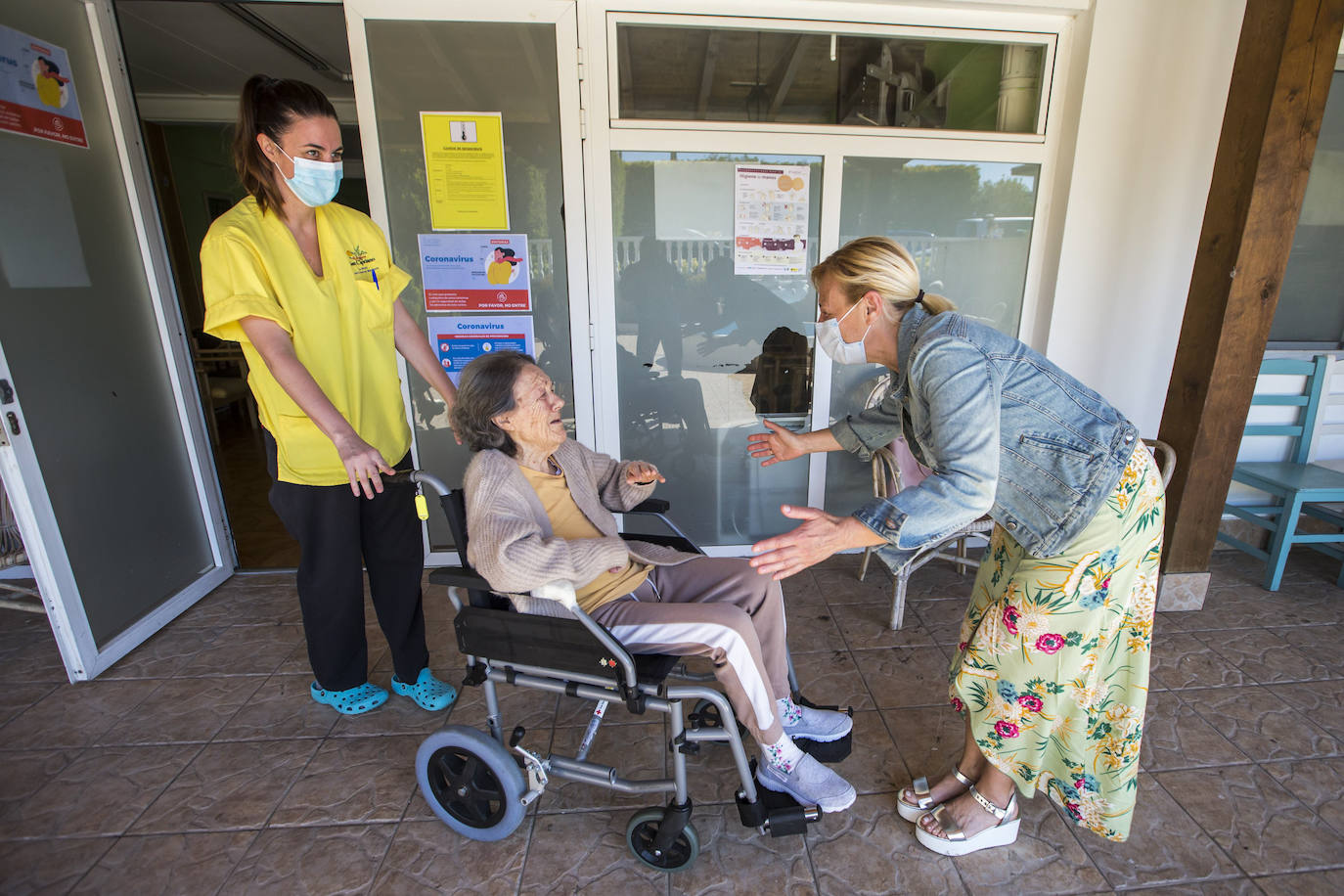 Fotos: Reencuentros en las residencias de mayores el día de su reapertura