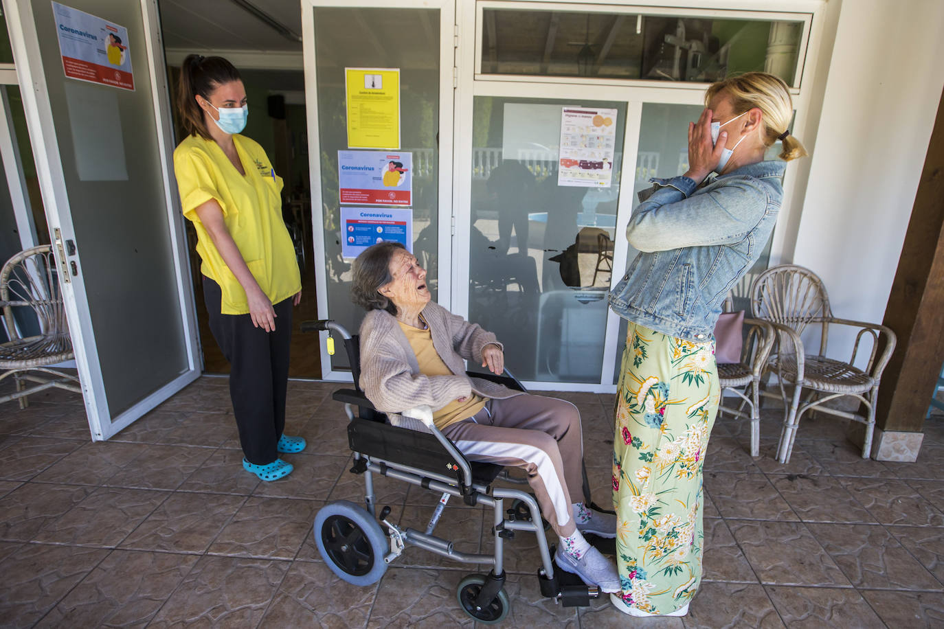 Fotos: Reencuentros en las residencias de mayores el día de su reapertura