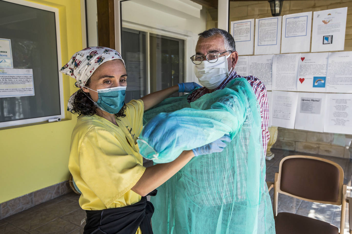 Fotos: Reencuentros en las residencias de mayores el día de su reapertura