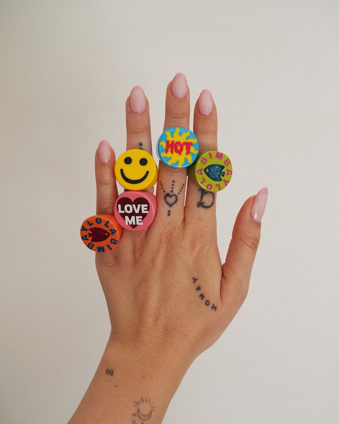 Manicura tradicional de Gigi Vives con las puntas en un rosa 'baby'.