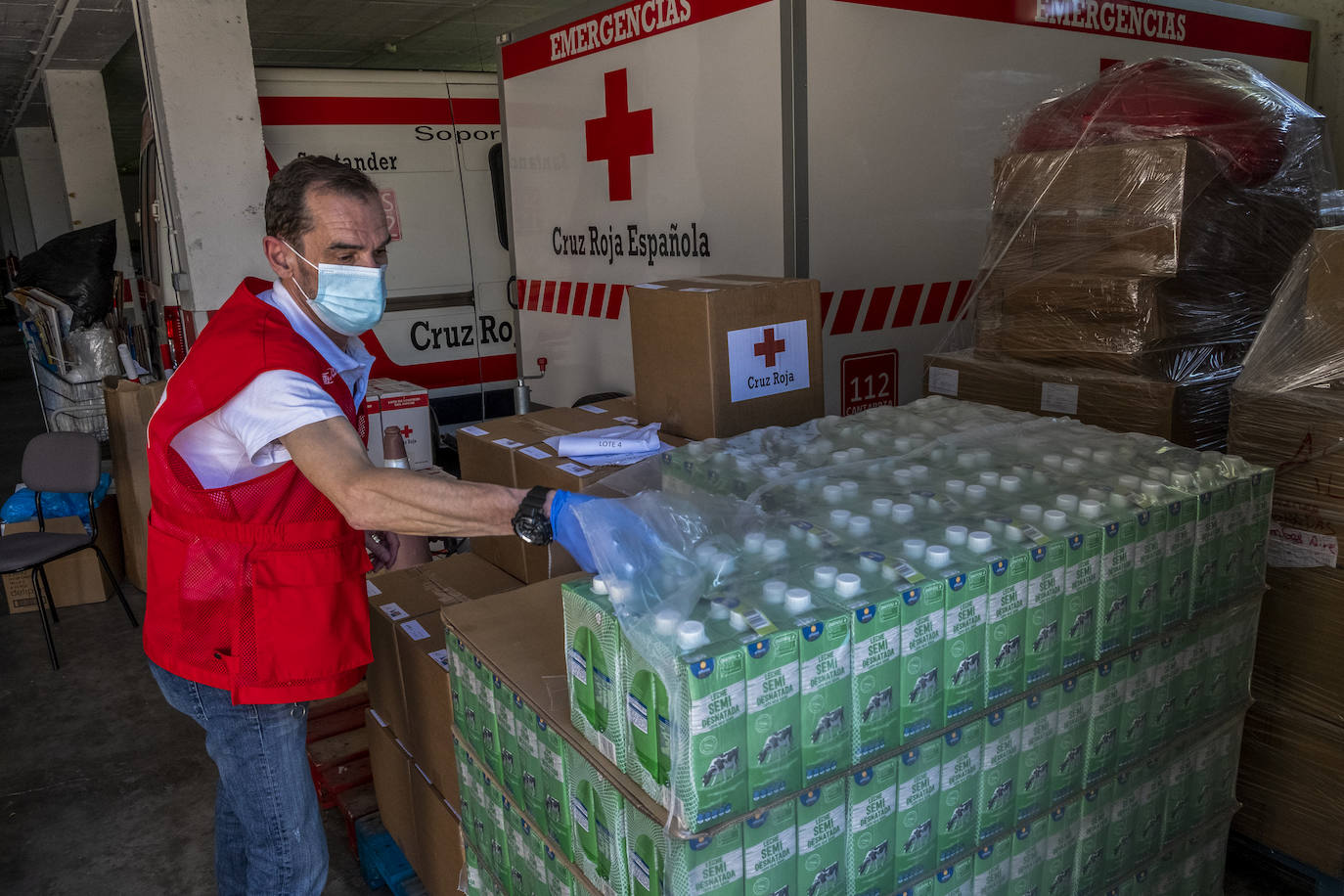 Fotos: Aumentan las colas para conseguir comida y productos básicos en Cantabria