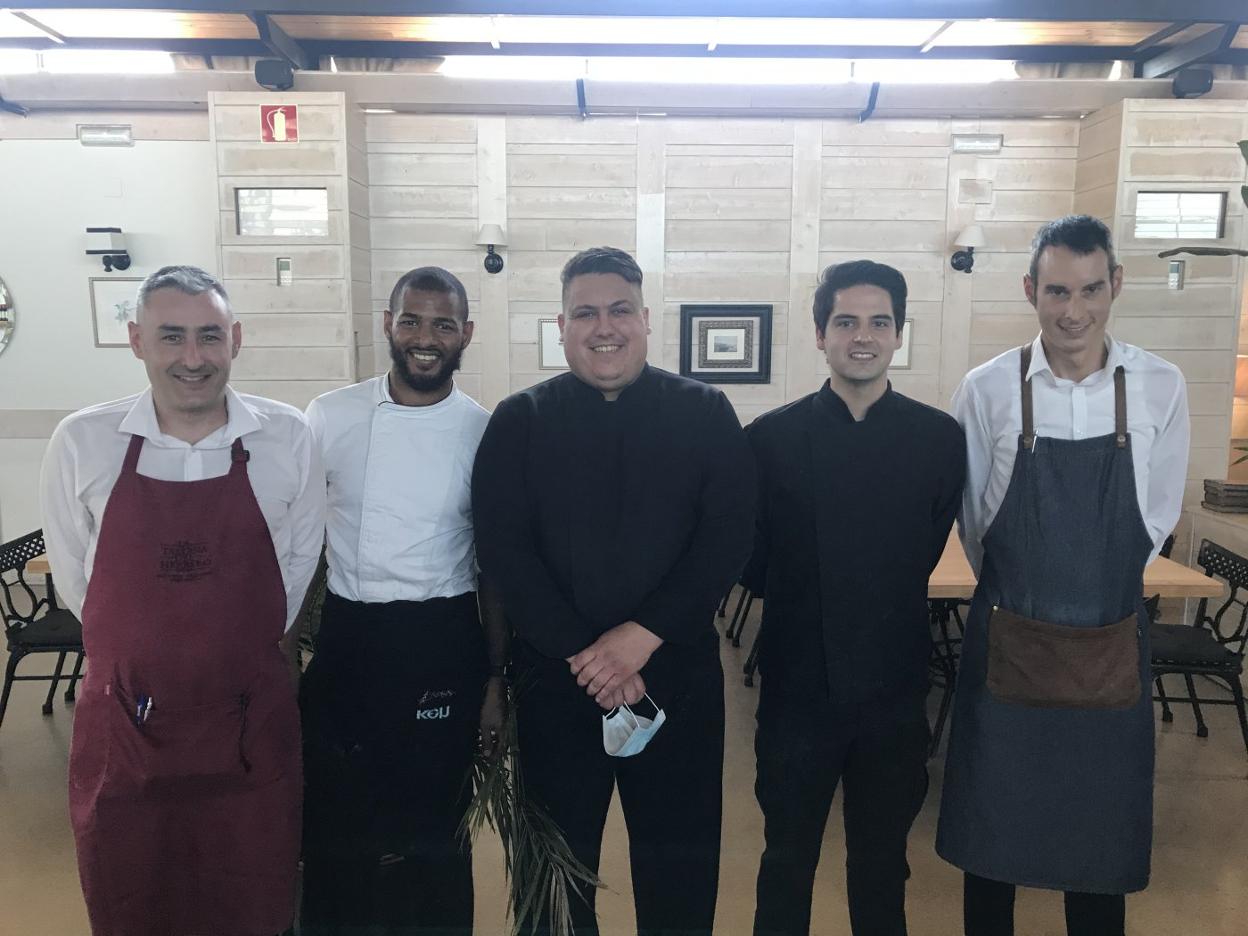 Responsables de los equipos de sala y de cocina: José Luis González, Rubén Rodríguez, César Corvera, Roberto Valle y César Paz. 