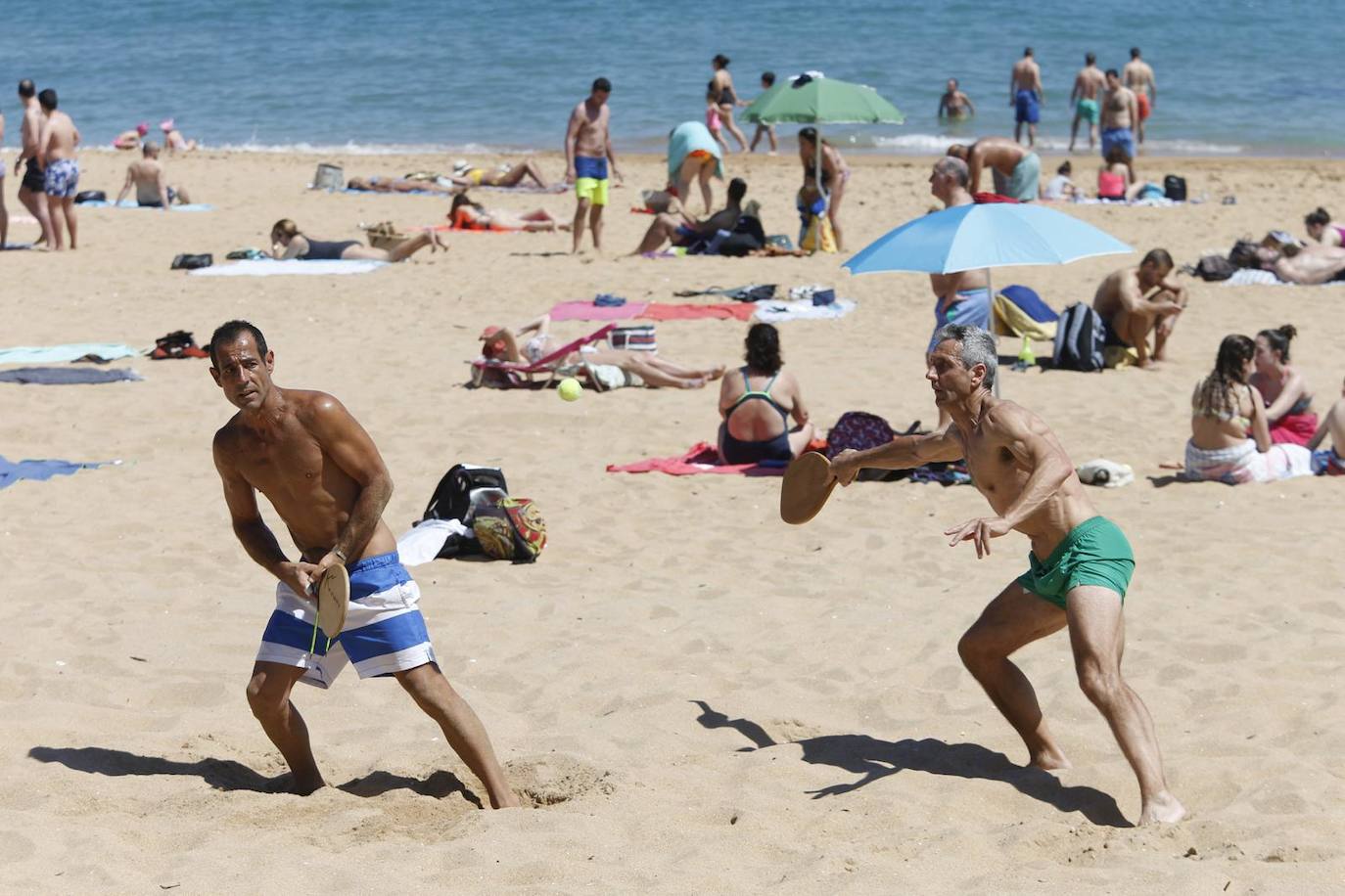 Aspecto que presentan este sábado las playas de El Sardinero y de la bahía de Santander, con muchos bañistas, gente paseando por la orilla, disfrutando del mar y tomando el sol.