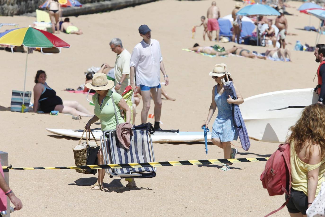 Aspecto que presentan este sábado las playas de El Sardinero y de la bahía de Santander, con muchos bañistas, gente paseando por la orilla, disfrutando del mar y tomando el sol.