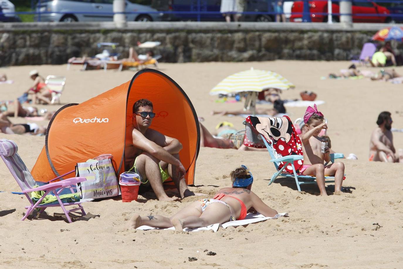 Aspecto que presentan este sábado las playas de El Sardinero y de la bahía de Santander, con muchos bañistas, gente paseando por la orilla, disfrutando del mar y tomando el sol.