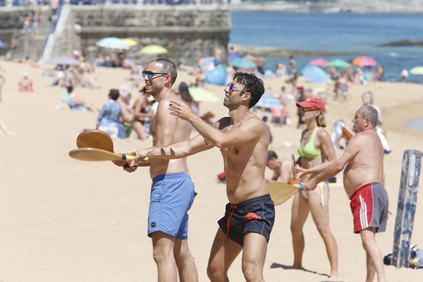 Aspecto que presentan este sábado las playas de El Sardinero y de la bahía de Santander, con muchos bañistas, gente paseando por la orilla, disfrutando del mar y tomando el sol.