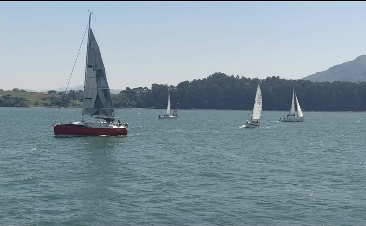 Celebrada en aguas de la Bahía la Travesía El Pendo de cruceros de vela