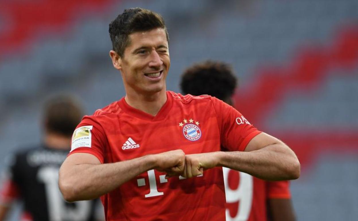 El polaco Robert Lewandowski celebra un gol ante el Fortuna. 