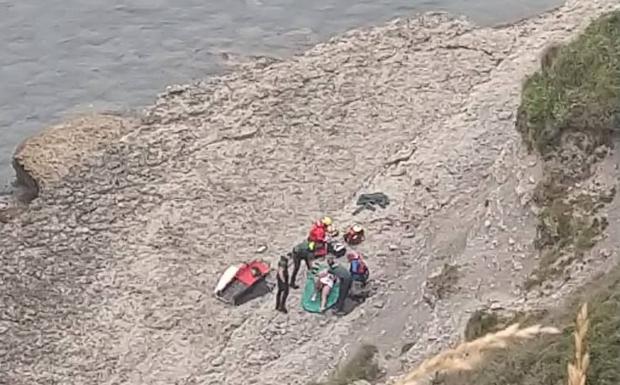 Rescatado un pescador de 40 años que se precipitó por las piscinas naturales de Langre