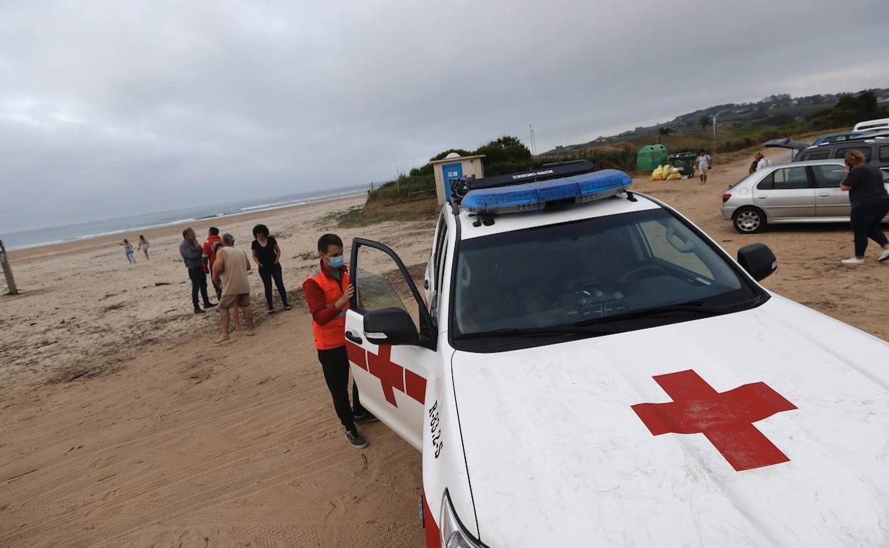 La Cruz Roja también intervino en el rescate de ambos hermanos.